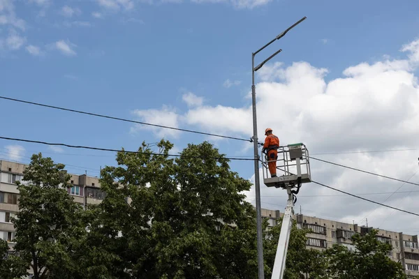 Kyiv Ucrania Junio 2022 Electricista Una Plataforma Elevación Especial Repara — Foto de Stock