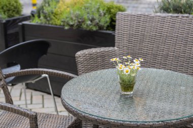 Bir kafede terasta rahat bir masa. Çiçekler masaya. Ukrayna, Kyiv.