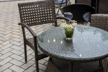 Bir kafede terasta rahat bir masa. Çiçekler masaya. Ukrayna, Kyiv.