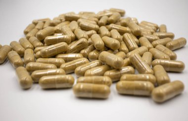 Bitkisel kapsül, beslenme takviyesi, vitamin tableti, beyaz arka planda bitkisel ilaç..