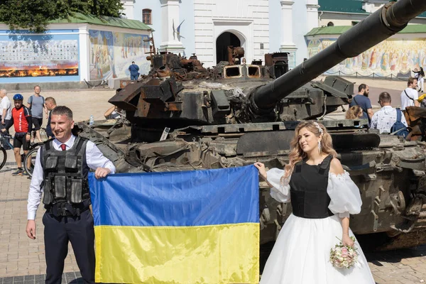 Kyiv Ucraina Giugno 2022 Gli Sposi Ucraini Tengono Bandiera Ucraina — Foto Stock