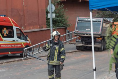 Ukraynalı itfaiyeciler, bir konut binasına yapılan roket saldırısından sonra kurtarma çalışmalarına başladılar. Kyiv, Ukrayna, 26 Haziran 2022