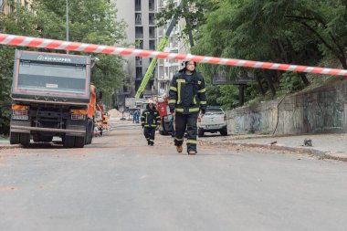 Ukraynalı itfaiyeciler, bir konut binasına yapılan roket saldırısından sonra kurtarma çalışmalarına başladılar. Kyiv, Ukrayna, 26 Haziran 2022
