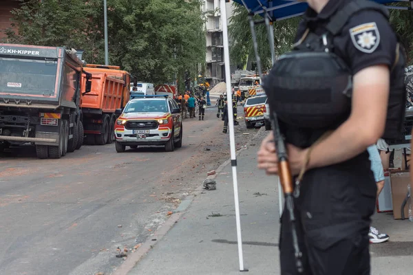 Ukraynalı itfaiyeciler, bir konut binasına yapılan roket saldırısından sonra kurtarma çalışmalarına başladılar. Kyiv, Ukrayna, 26 Haziran 2022