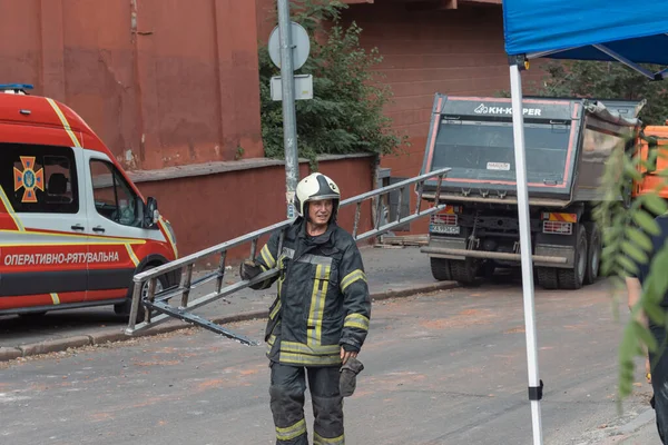 Ukraynalı itfaiyeciler, bir konut binasına yapılan roket saldırısından sonra kurtarma çalışmalarına başladılar. Kyiv, Ukrayna, 26 Haziran 2022