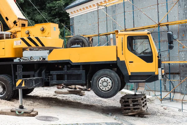 Vinç dengesini arttırmak için genişletilmiş hidrolik güç. Kamyon vinç işlemi zor koşullarda.