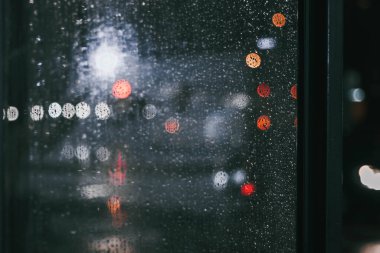 Geceleri cam üzerine yağmur damlaları. Ukrayna