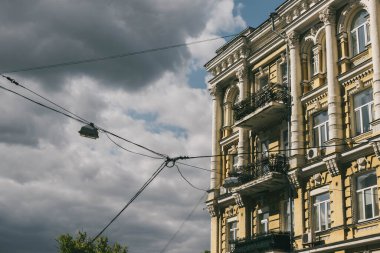 Avrupa 'da yağmurlu bir gökyüzünün arka planına karşı antik bir binanın ön cephesi. Ukrayna