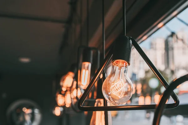 Lüks, yuvarlak ampulleri bağbozumunda kapatıyoruz. Dekoratif antika edison tarzı ampuller..