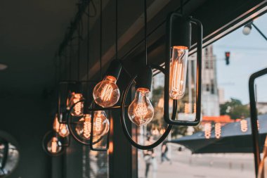 Ampuller. Lüks, yuvarlak ampulleri bağbozumunda kapatıyoruz. Dekoratif antika edison tarzı ampuller..