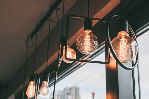 Ampuller. Lüks, yuvarlak ampulleri bağbozumunda kapatıyoruz. Dekoratif antika edison tarzı ampuller..