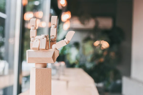 Tahta bir insan eli modeli. Yakın çekim..