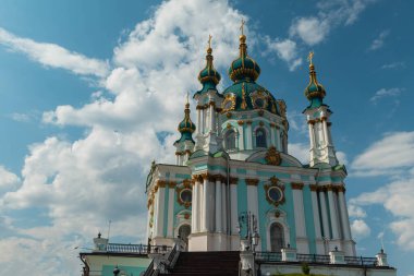 Ukrayna - Kiev şehir mavi gökyüzü altında St Andrew's kilisede yapı seyahat.