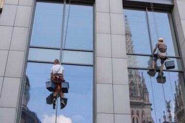 yüksek bilding aynada temizlik işçisi