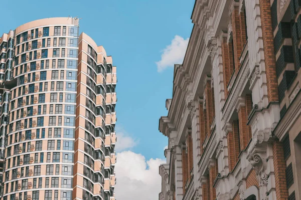 Kyiv 'de iş binası. Mavi gökyüzüne karşı bina.