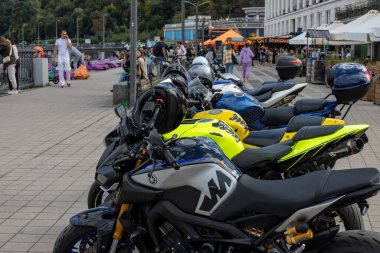 Birçok park edilmiş spor bisikleti meydanda kuyrukta bekliyor..