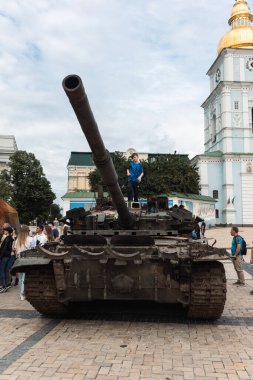 Kyiv 'deki Rus tankları ve diğer askeri teçhizat imha edildi ve yakıldı.