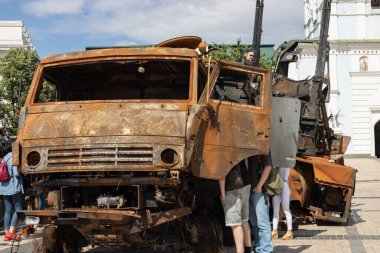 Kyiv 'deki Rus askeri teçhizatı yok edildi ve yakıldı.