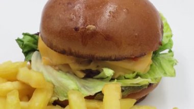 Lezzetli fast food, hamburger, hamburger, çizburger, beyaz arka planda izole edilmiş, geniş bir alan, kırpma yolu. Yakın plan..