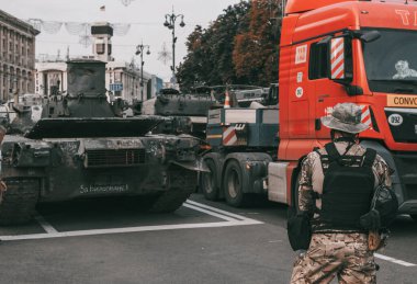 Kyiv, Ukrayna - 24 Ağustos 2022: Kyiv 'in merkezinde imha edilen Rus tankı.