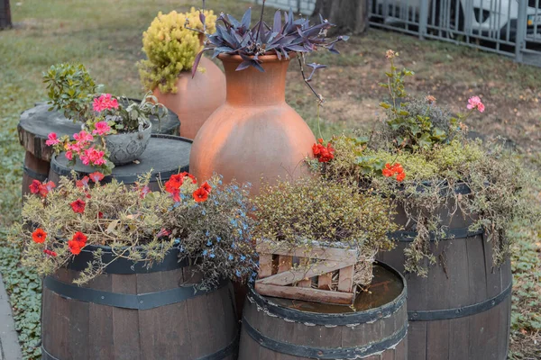 Ukrayna 'da, ahşap bir fıçının üzerinde vazoda duran mor renkli, lüks çiçekler. Özgeçmiş, poster ve reklamlar için uygun..