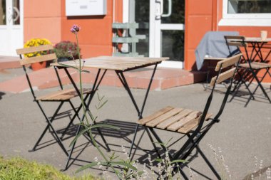 Caddedeki kafe masası. Ukrayna