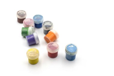 Beyaz bir arka planda suluboya resim seti. Seçici odak.