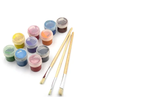 Beyaz arkaplana yakın plan resim yapmak için suluboya boya boya ve fırça seti. Seçici odaklanma. Çizim için bir dizi boya.