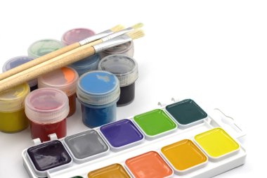 Beyaz arkaplana çizim yapmak için resimler. Fırçaları boya.