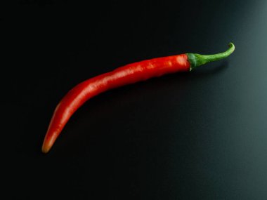 Acı kırmızı biber. Biber biberli makro siyah izole edilmiş gıda malzemesi. Kesme yolu sıcak biber biberi