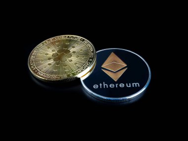 ETHEREUM (ETH) kripto para birimi; izole edilmiş siyah zemin üzerinde gümüş ethereum para. CARDANO (ADA) madeni para. Para kavramı.