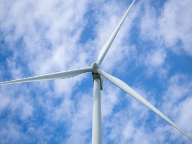 Rüzgar türbini jeneratörünü bulut ve mavi gökyüzü ile kapatın. rüzgar enerjisi.