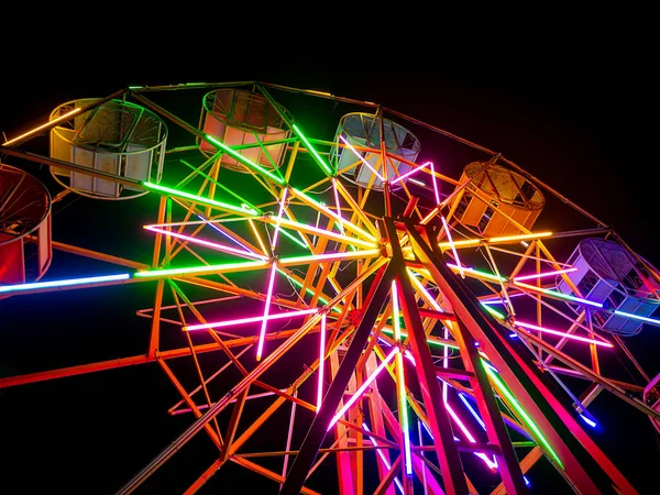 Bottom View Colorfull Ferris Wheel Lighting Isolated Ferris Wheel People — Stock Photo, Image