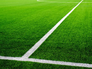 Yeşil futbol sahası üzerinde beyaz çizgi.