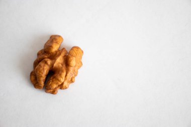 beyaz arkaplanda cevizler