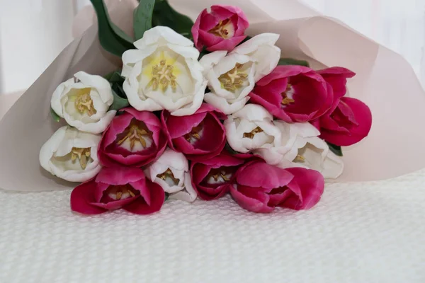 Lalelerden bir buket çiçek.