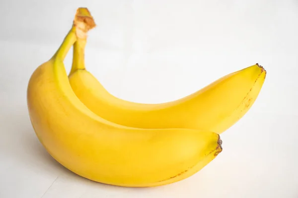 Beyaz arka planda iki muz