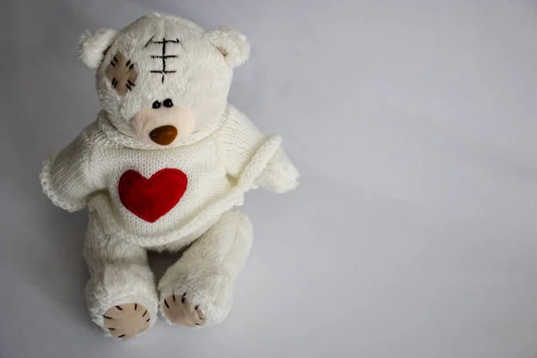 Kırmızı kalpli oyuncak ayı