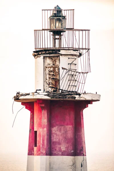 Deniz feneri, klasik tarzda. seçici odak ve renk