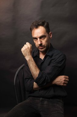 oturan bir adam portresi.