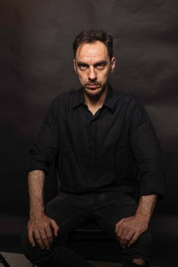 oturan bir adam portresi.