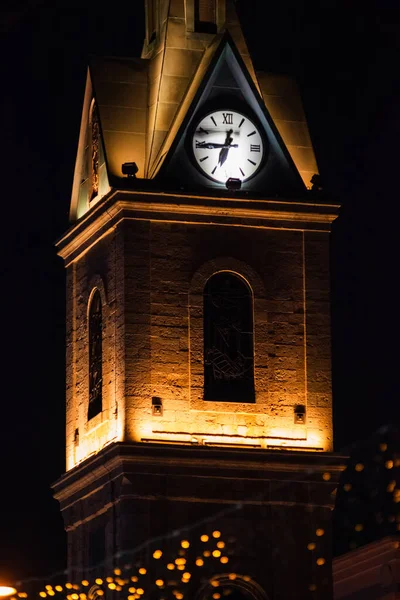 Siyah arka planda Bokeh ışıkları olan saat kulesi