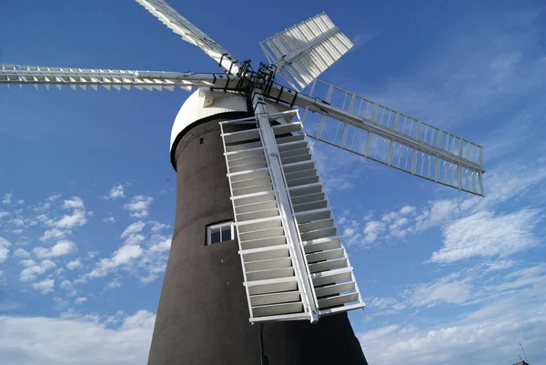 İngiltere 'de mavi gökyüzü olan yel değirmeni