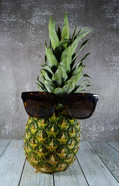 Güneş gözlüklü komik meyve ananası