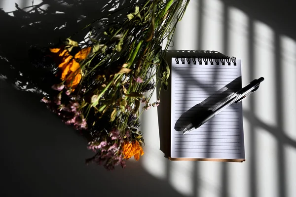 Not ve kuru çiçekler