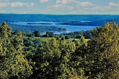 Table Rock Gölü, Branson, Missouri 'nin batısındaki Ozark Dağları' ndan Arkansas 'a esiyor. İnsan yapımı göl kayıkçılar, balıkçılar ve dalgıçlar için bir hedeftir..