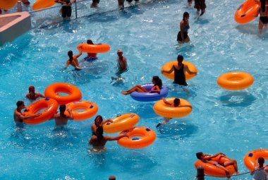 Branson, Missouri, ABD 17 Haziran 1993: Branson, Missouri 'deki Whitewater' da renkli borular ziyaretçiler arasında popülerdir..