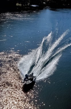 Branson, Missouri ABD 29 Eylül 2001: Bir balıkçı teknesi Branson, Missouri 'deki Taneycomo Gölü kanalında hızla ilerliyor