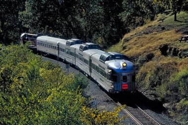 Branson, Missouri ABD 29 Eylül 2001: Branson Scenic Demiryolu treni sonbaharın başlarında sportif renklerle dağlarda yuvarlanıyor..
