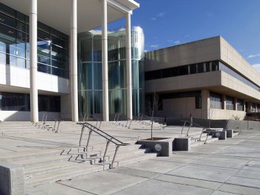 Cam, sütun ve beton kullanan modern mimari tasarım, Missouri Devlet Üniversitesi Kampüsü 'ndeki Meyer Kütüphanesi' nin bir simgesidir..
